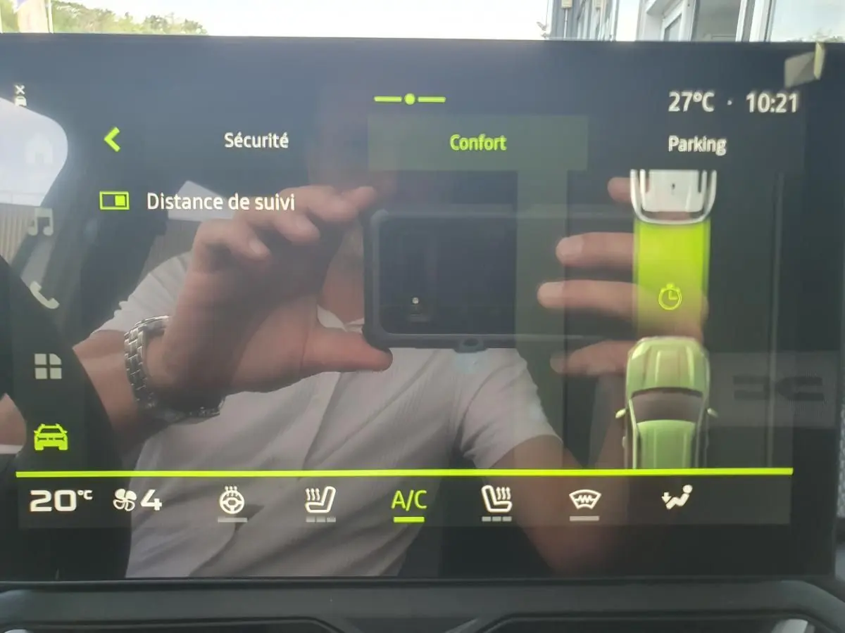 Écran tactile intérieur du Dacia Duster 2026 affichant les réglages de confort et sécurité.