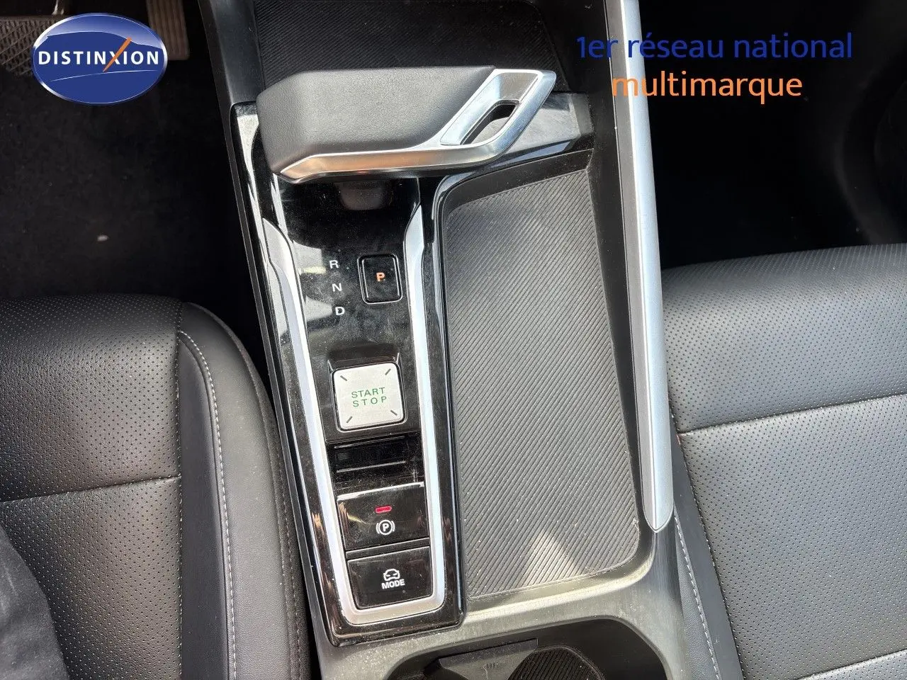 Gros plan sur la console centrale noire du MG ZS 1.5L Hybrid+ 2025 avec levier de vitesse automatique et bouton start/stop.