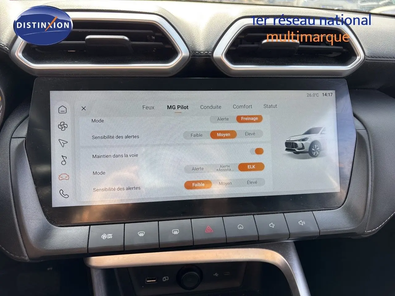 Écran tactile central du MG ZS 2025 Pebble Black Metal affichant les réglages du système MG Pilot, vue intérieure frontale.