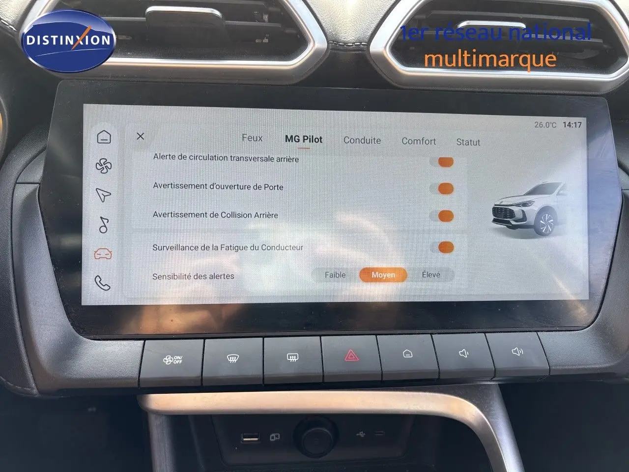Écran tactile central du MG ZS 1.5L Hybrid+ 2025 affichant les réglages d’alerte MG Pilot, intérieur noir.