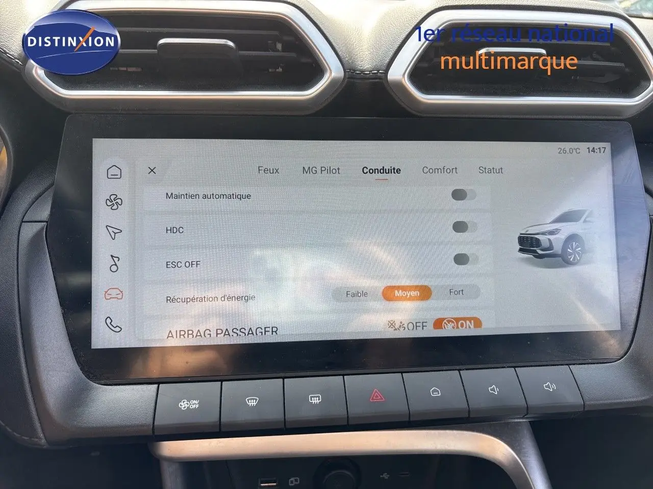 Vue rapprochée de l’écran tactile central du MG ZS 1.5L Hybrid+ 2025 en Pebble Black, affichant les réglages de conduite.