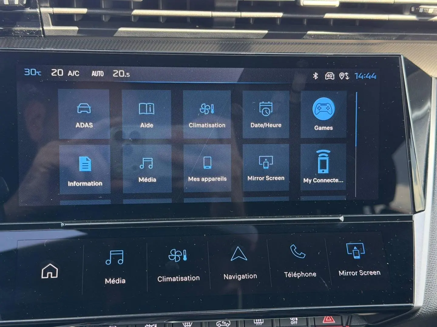 Écran tactile central de la Peugeot 408 Hybrid bleu Obsession, affichant le menu multimédia et climatisation.
