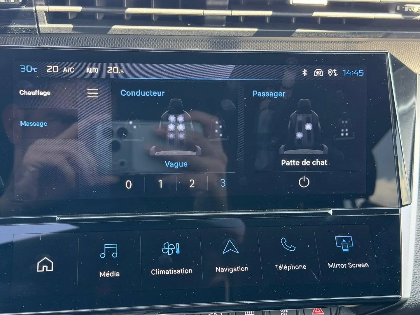 Écran tactile central du Peugeot 408 Hybrid bleu, affichant les réglages de massage des sièges conducteur et passager.