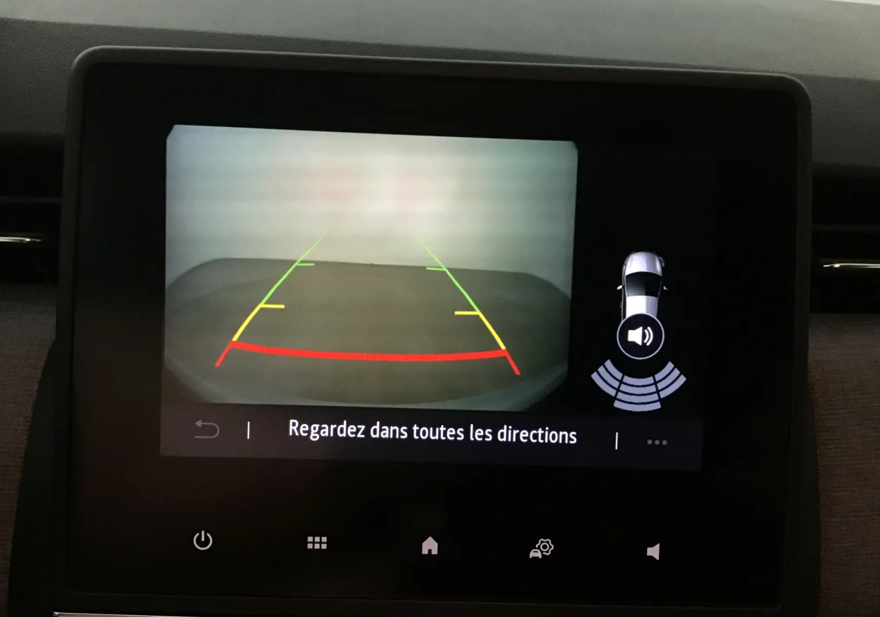 Écran de caméra de recul de la Renault Clio V gris schiste, affichant les lignes d’aide au stationnement arrière.