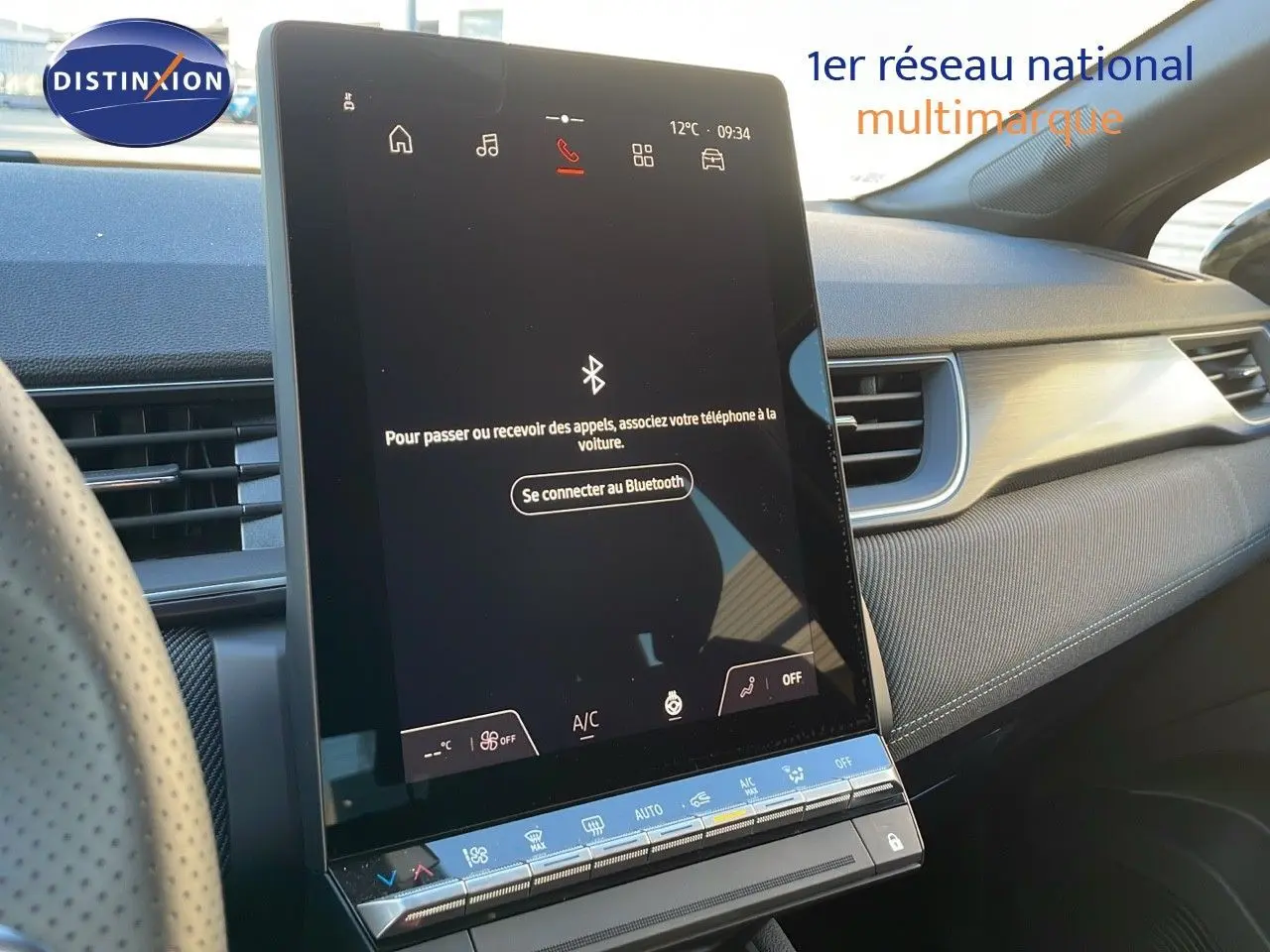 Intérieur du Renault Captur E-Tech Hybrid 2025 montrant l'écran tactile central et la planche de bord côté passager.