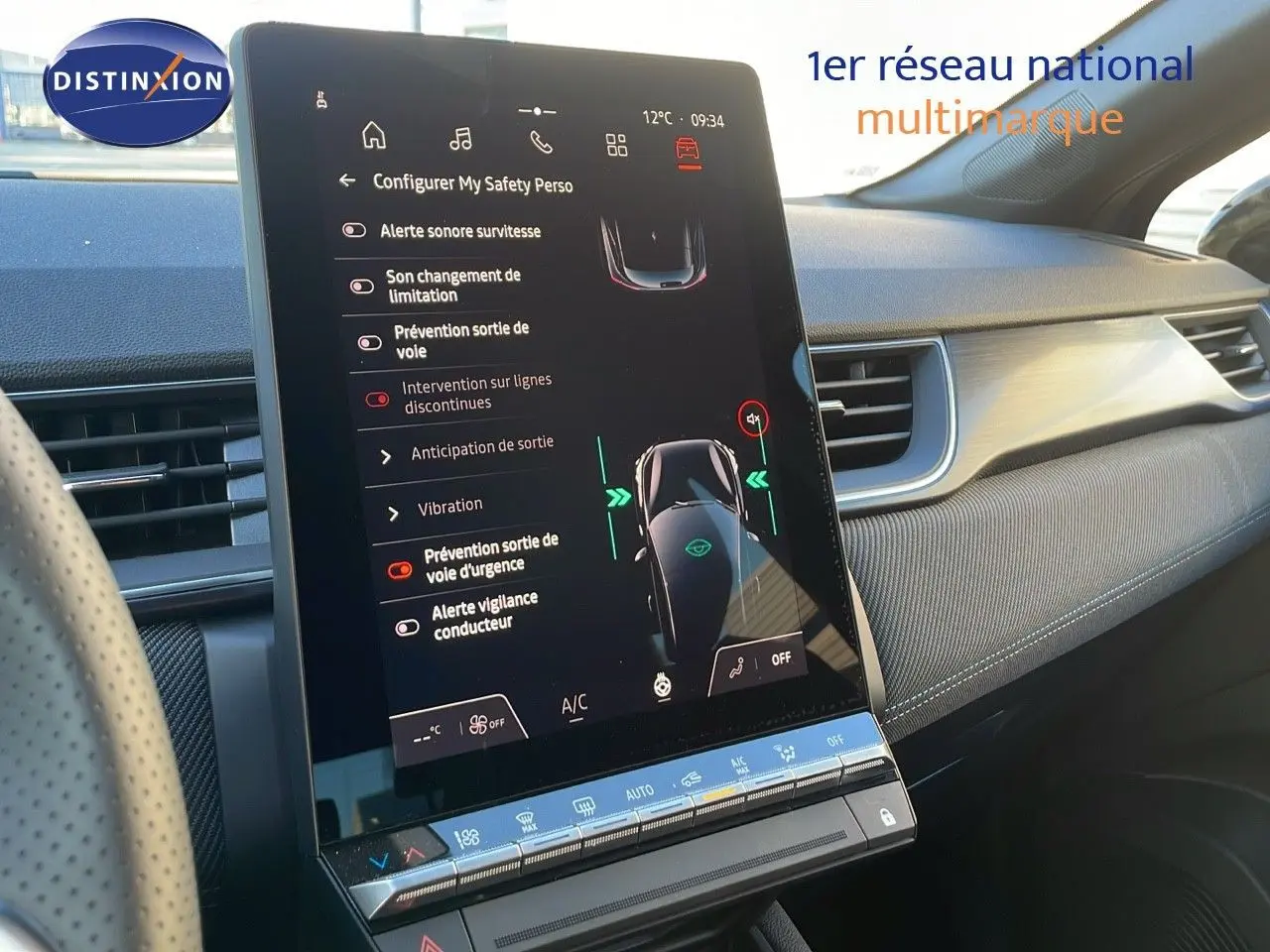Intérieur du Renault Captur E-Tech Hybrid 2025 montrant l'écran tactile central avec options de sécurité et tableau de bord gris.