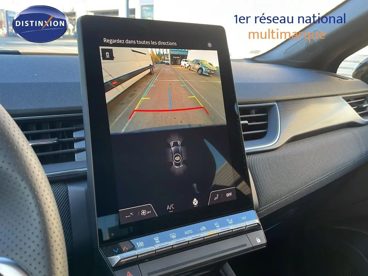 Vue intérieure du tableau de bord du Renault Captur E-Tech Hybrid 2025 avec écran tactile affichant la caméra de recul.