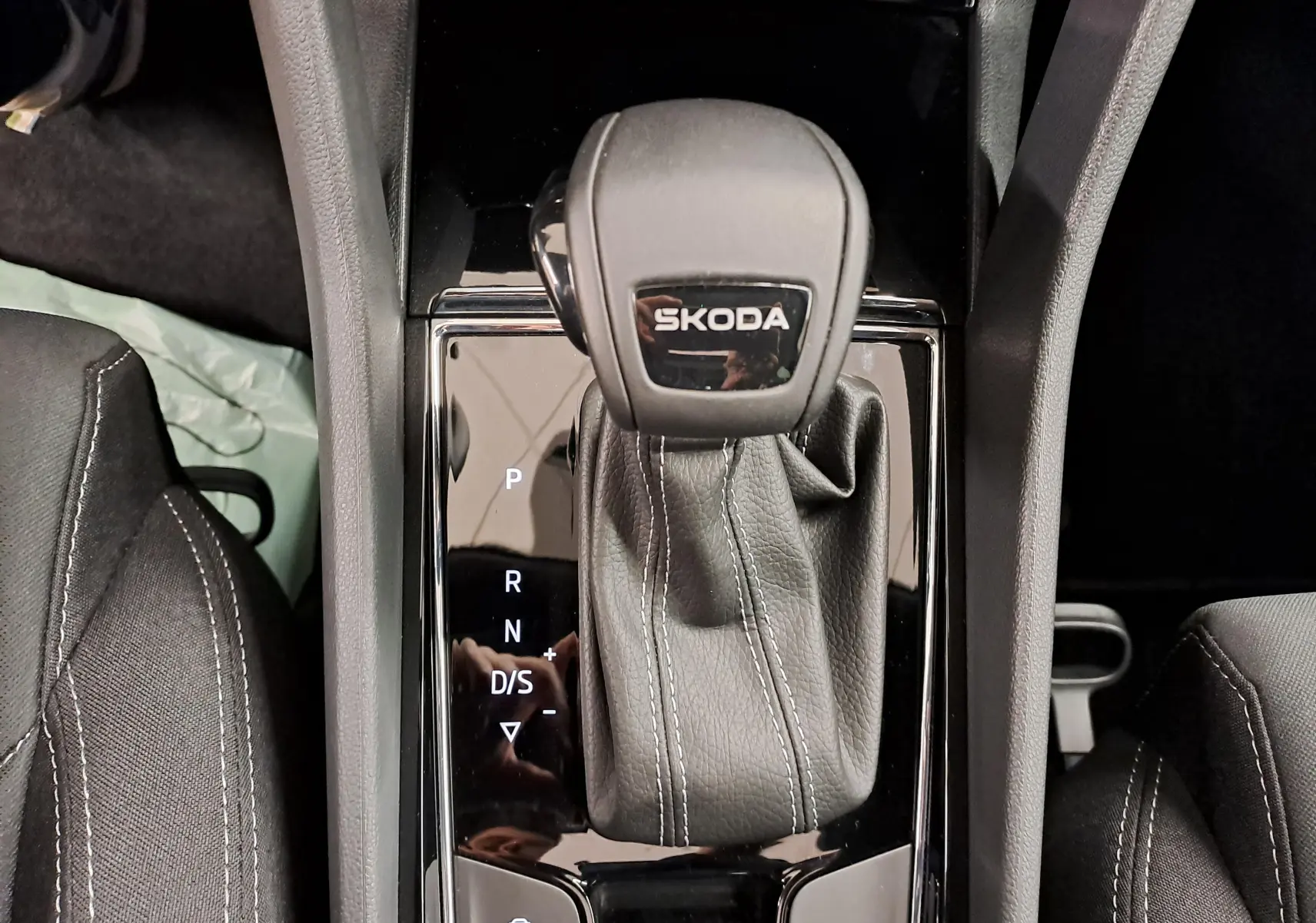 Le levier de vitesses automatique SKODA dans l'habitacle du KAROQ 1.5 TSI 150 DSG7, finition Sportline.