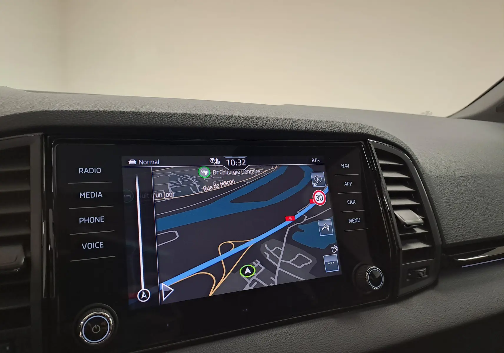 Écran tactile central du Skoda Karoq 2025 affichant la navigation avec carte et indications de vitesse.