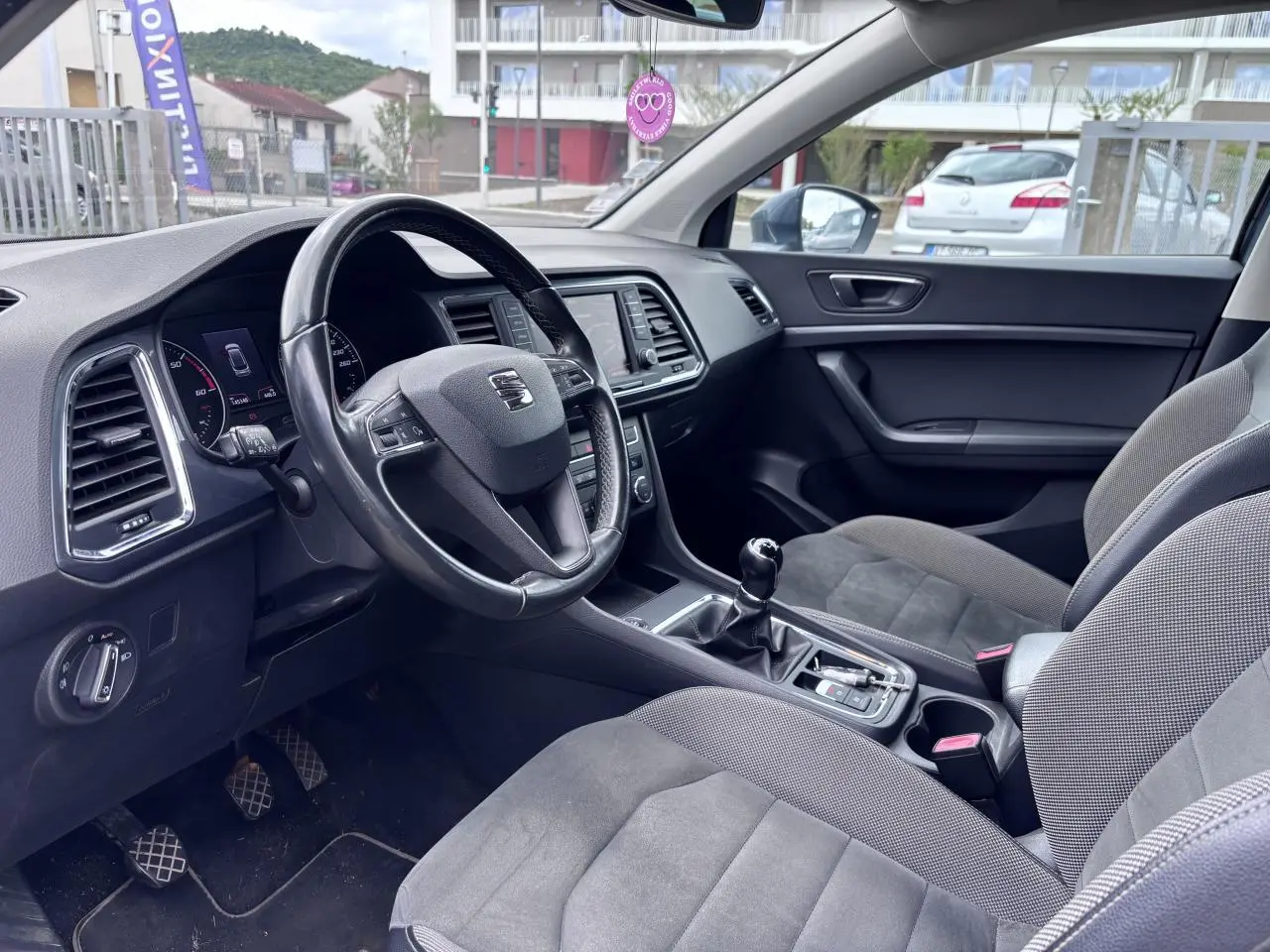 Intérieur avant du SEAT Ateca gris foncé, vue côté conducteur montrant volant cuir et tableau de bord moderne.