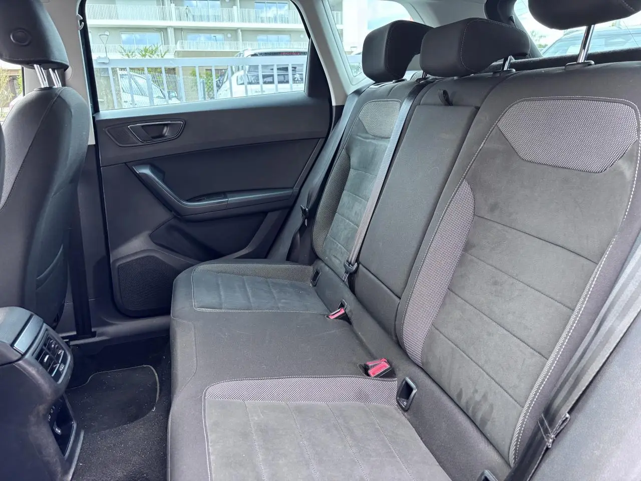 Vue latérale intérieure sur la banquette arrière en sellerie textile noire et grise du SEAT Ateca 2019.