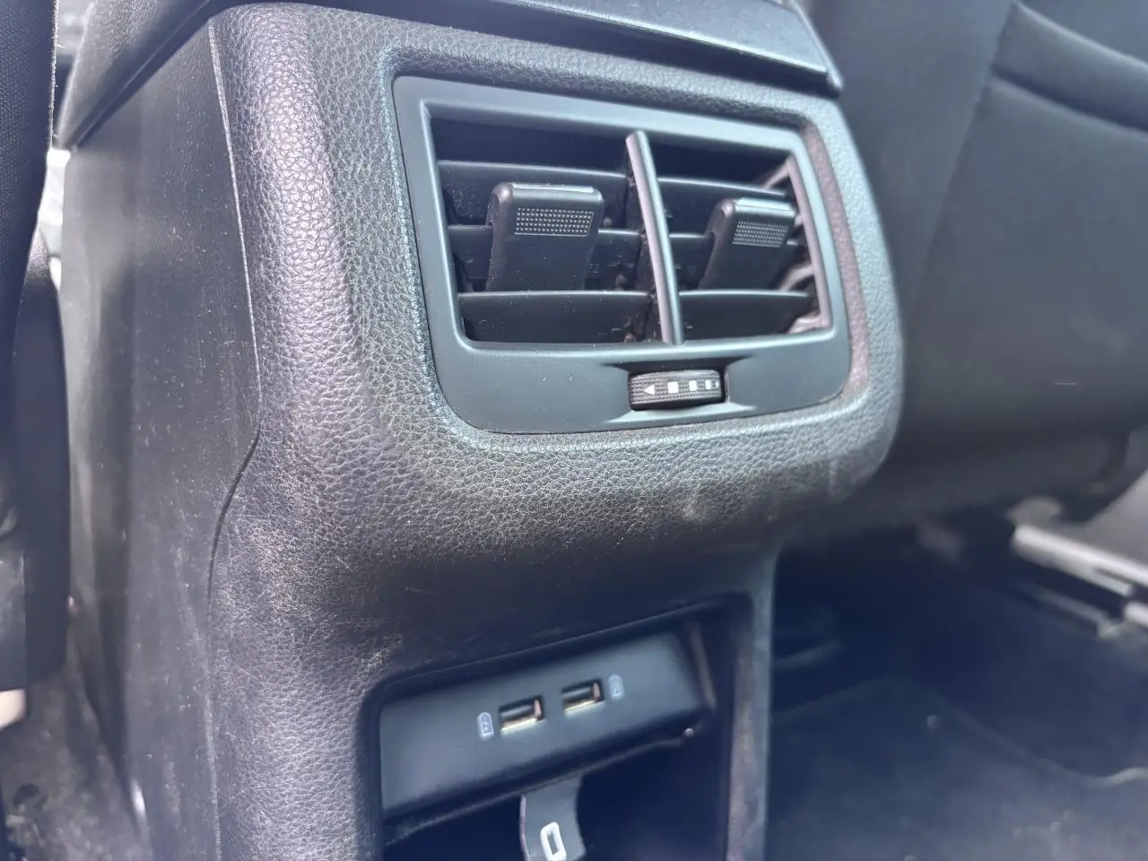 Vue rapprochée des aérateurs arrière et des deux prises USB du SEAT Ateca gris foncé, version Style 2019.