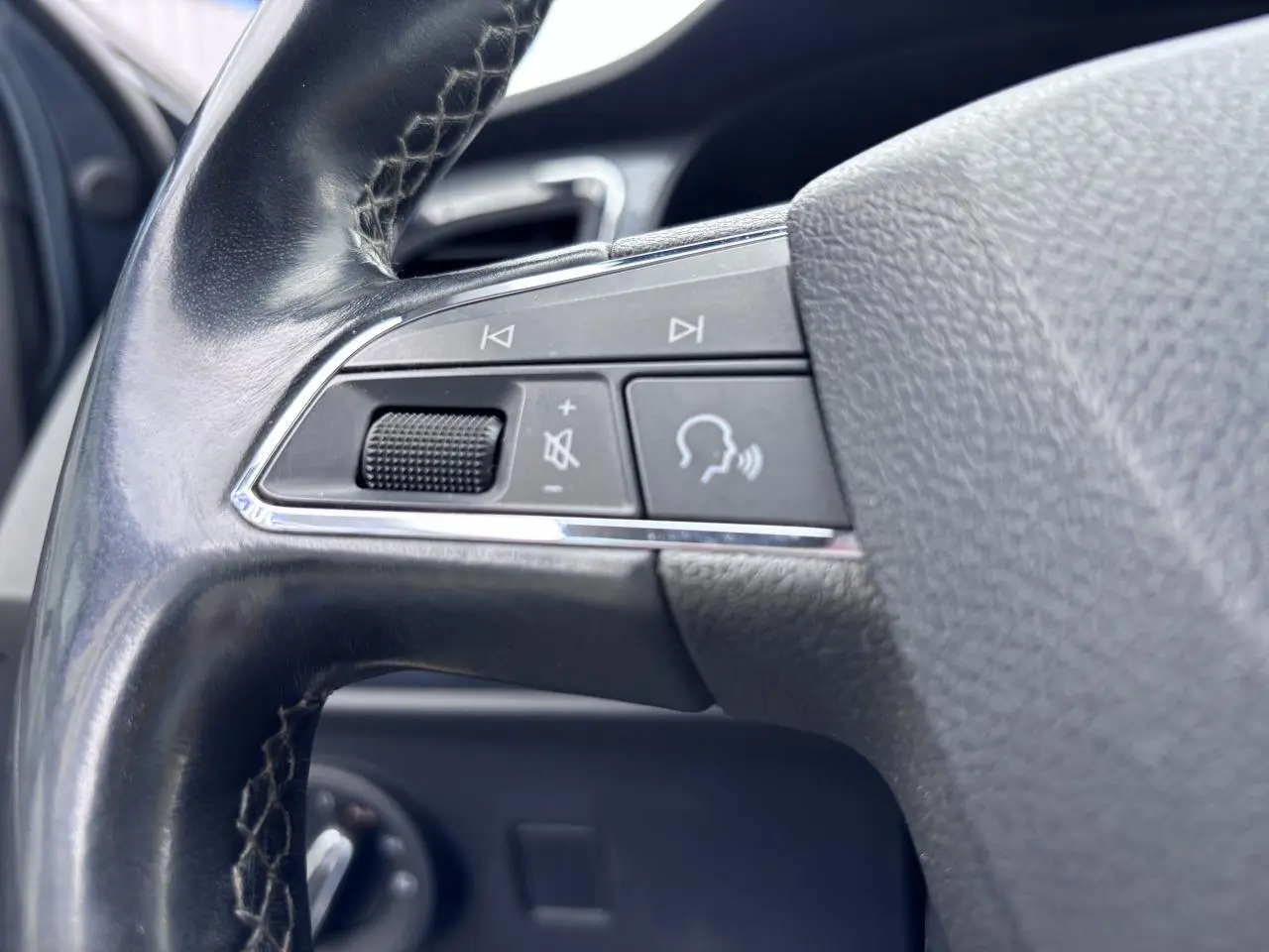 Gros plan sur les commandes audio et vocales du volant en cuir noir du SEAT Ateca gris foncé 2019.
