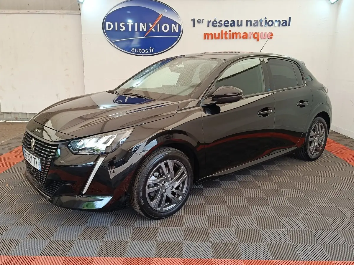 Peugeot 208 PureTech 100 S&S Style noire vue 3/4 avant droit, feux LED et jantes alliage visibles.
