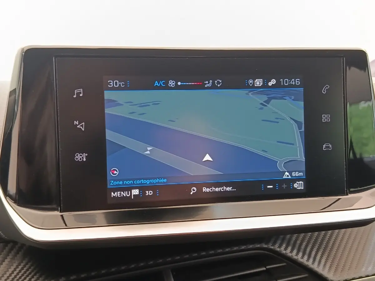 Écran tactile central du tableau de bord de la Peugeot 208 PureTech 100 S&S Style noir, affichant la navigation.