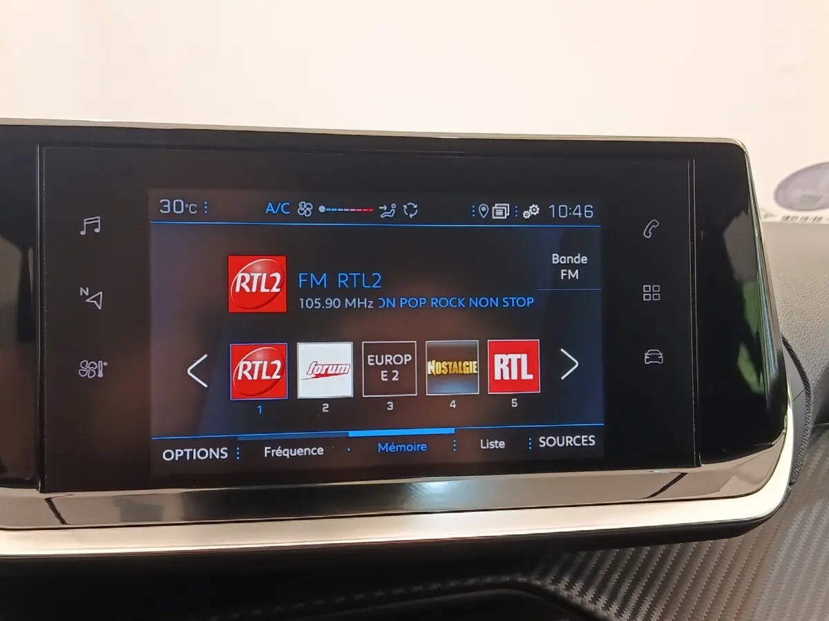 Écran tactile central de la Peugeot 208 PureTech 100 S&S Style 2022 affichant les stations radio FM.