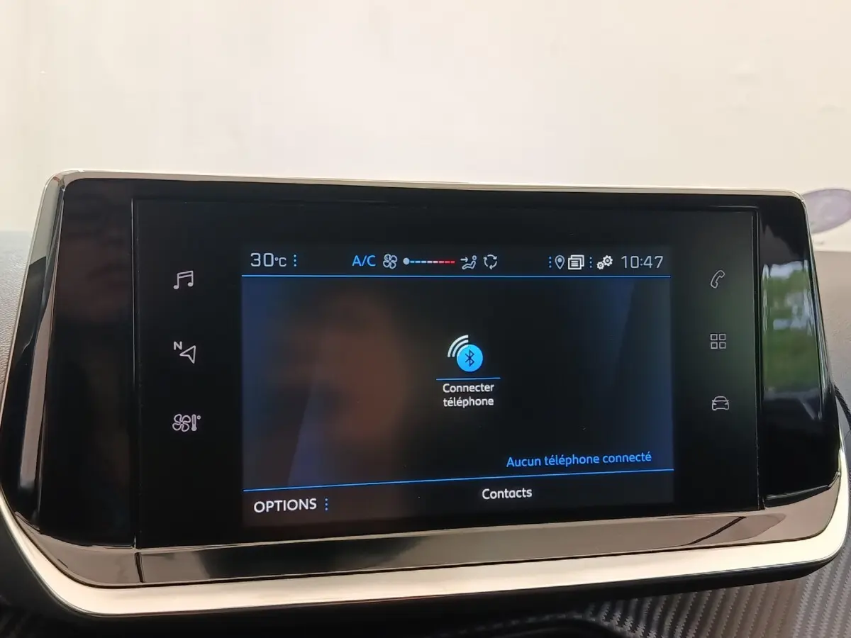 Écran tactile central de la Peugeot 208 PureTech 100 S&S Style 2022 affichant la connexion Bluetooth au téléphone.