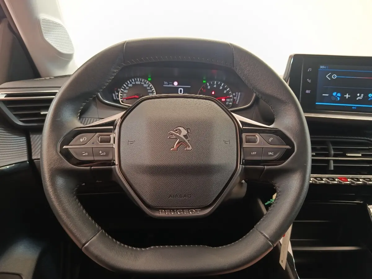 Volant cuir multifonctions noir de Peugeot 208 PureTech 100 S&S Style, vue de face avec tableau de bord et écran tactile.