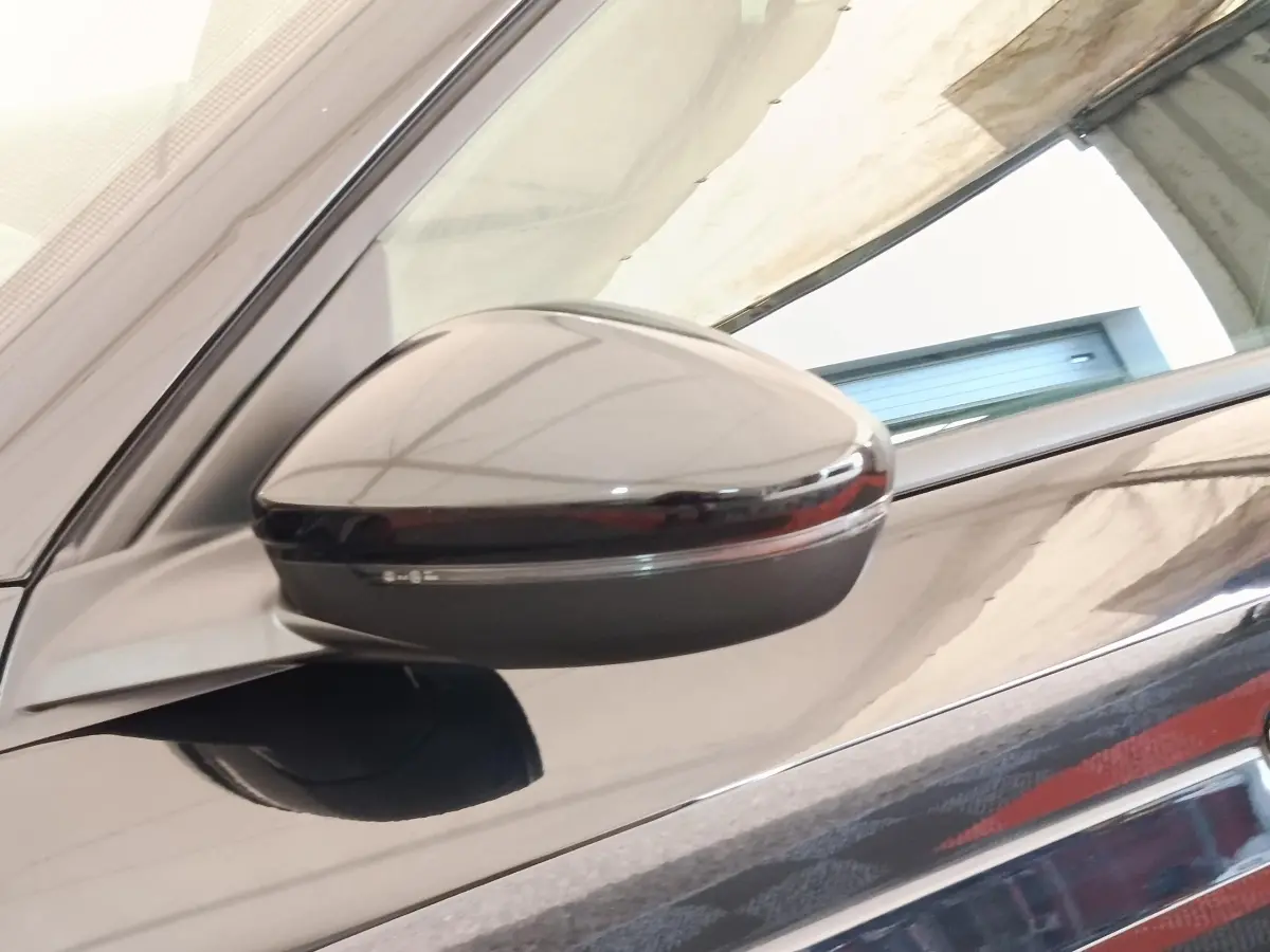 Rétroviseur côté gauche noir brillant de la Peugeot 208 PureTech 100 S&S Style 2022, vue rapprochée sur la portière.