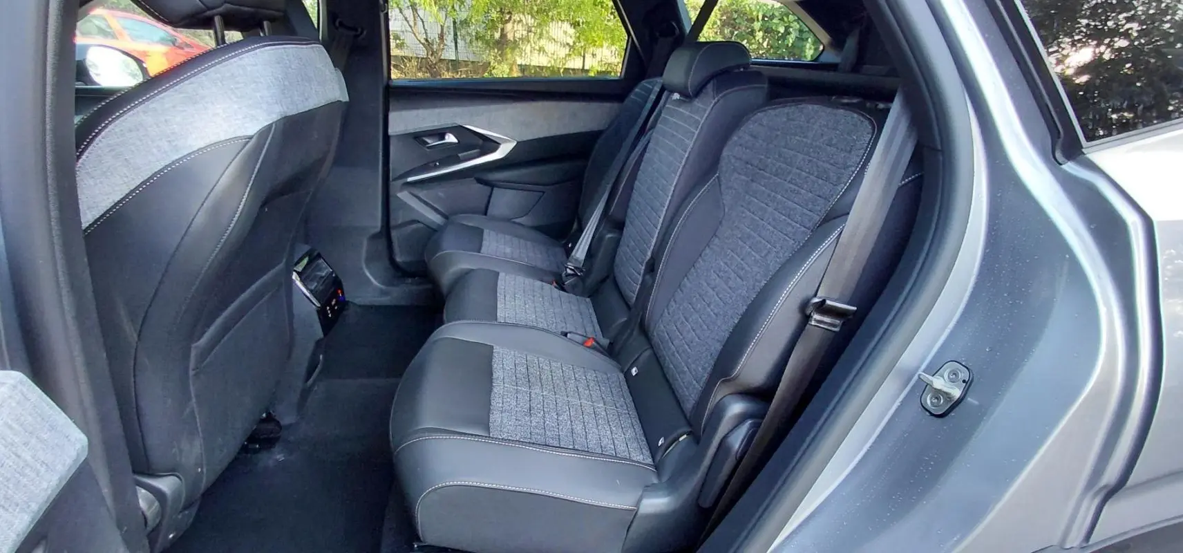Vue intérieure côté droit des sièges arrière gris et tissu du Peugeot 5008 Hybrid 145 ch e-DCS6 Allure 2025.