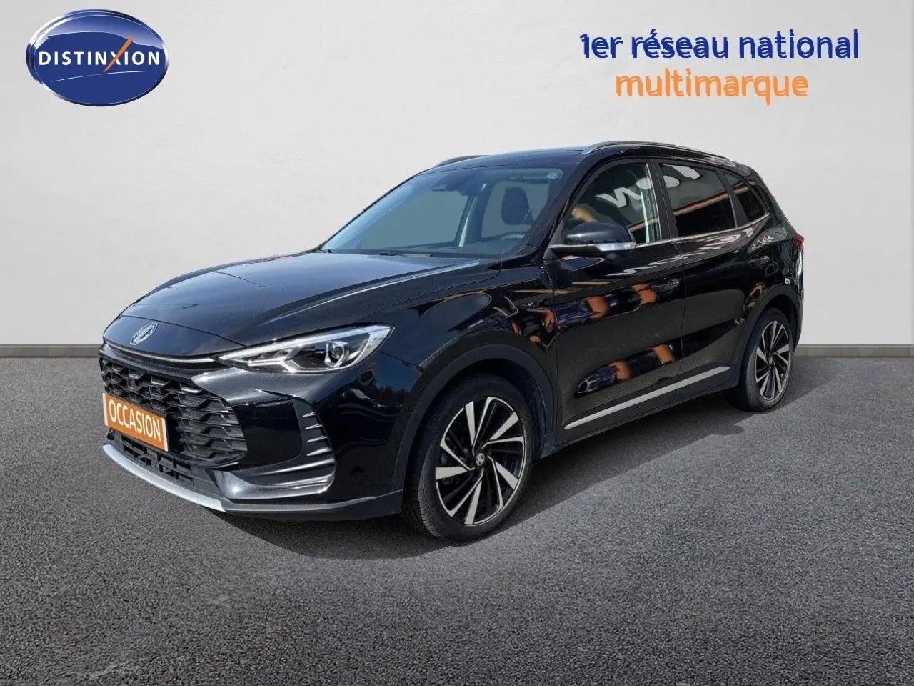 MG ZS 1.5L Hybrid+ 2025 en Pebble Black Metal, vue 3/4 avant droit, avec jantes alliage bicolores et calandre distinctive.