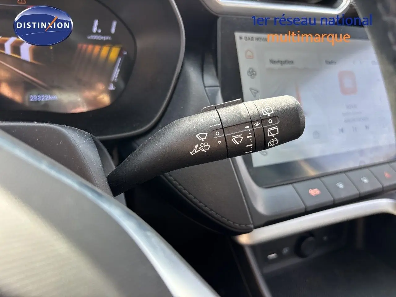 Gros plan sur la commande d'essuie-glace côté droit dans l'habitacle noir du MG MOTOR ZS 2025 hybride.