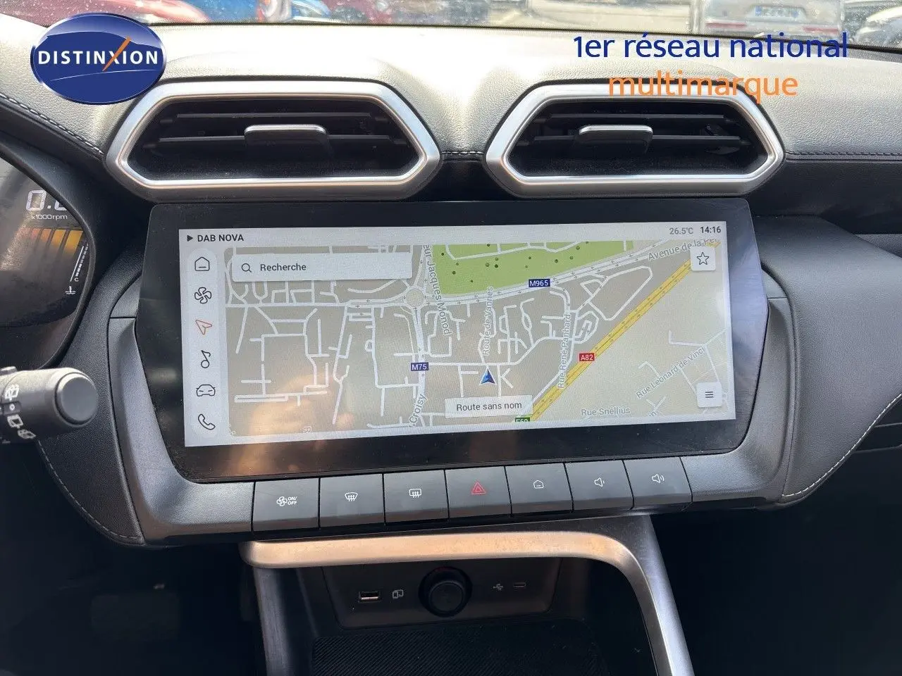 Vue intérieure centrée sur l’écran tactile du tableau de bord du MG ZS Pebble Black, avec navigation affichée.