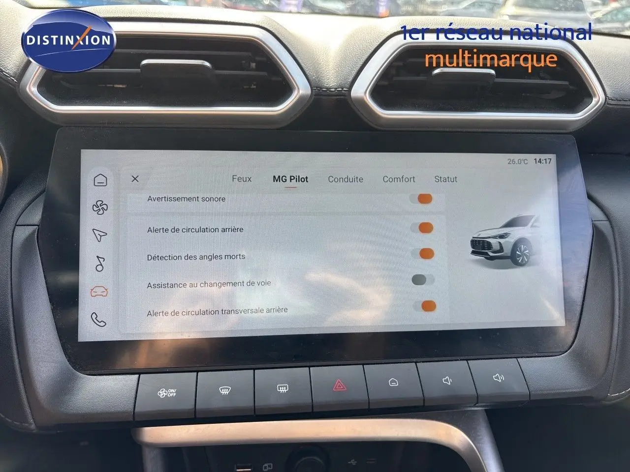 Écran tactile central du MG ZS 2025 en Pebble Black, affichant les options d'assistance MG Pilot dans l'habitacle.
