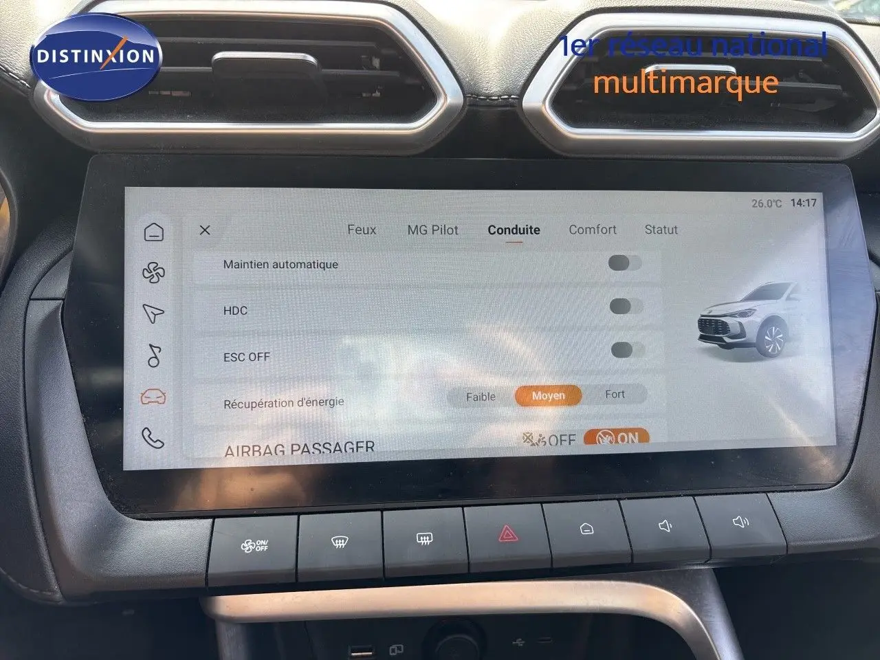 Écran tactile central du MG Motor ZS 1.5L Hybrid+ 2025 affichant les réglages de conduite, avec tableau de bord noir.