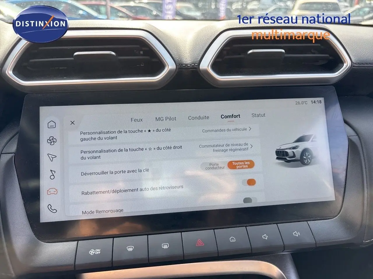Écran tactile central du MG ZS 2025 en Pebble Black, affichant le menu confort avec commandes véhicules.