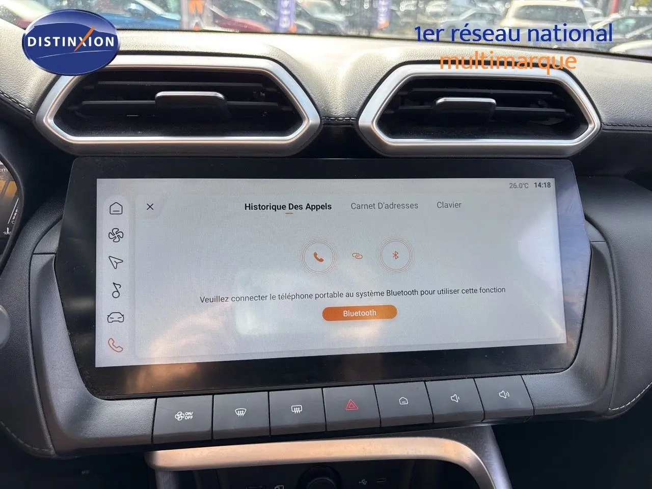 Écran tactile central du MG ZS 2025 Pebble Black, affichant le menu Bluetooth, entouré de commandes climatisation.