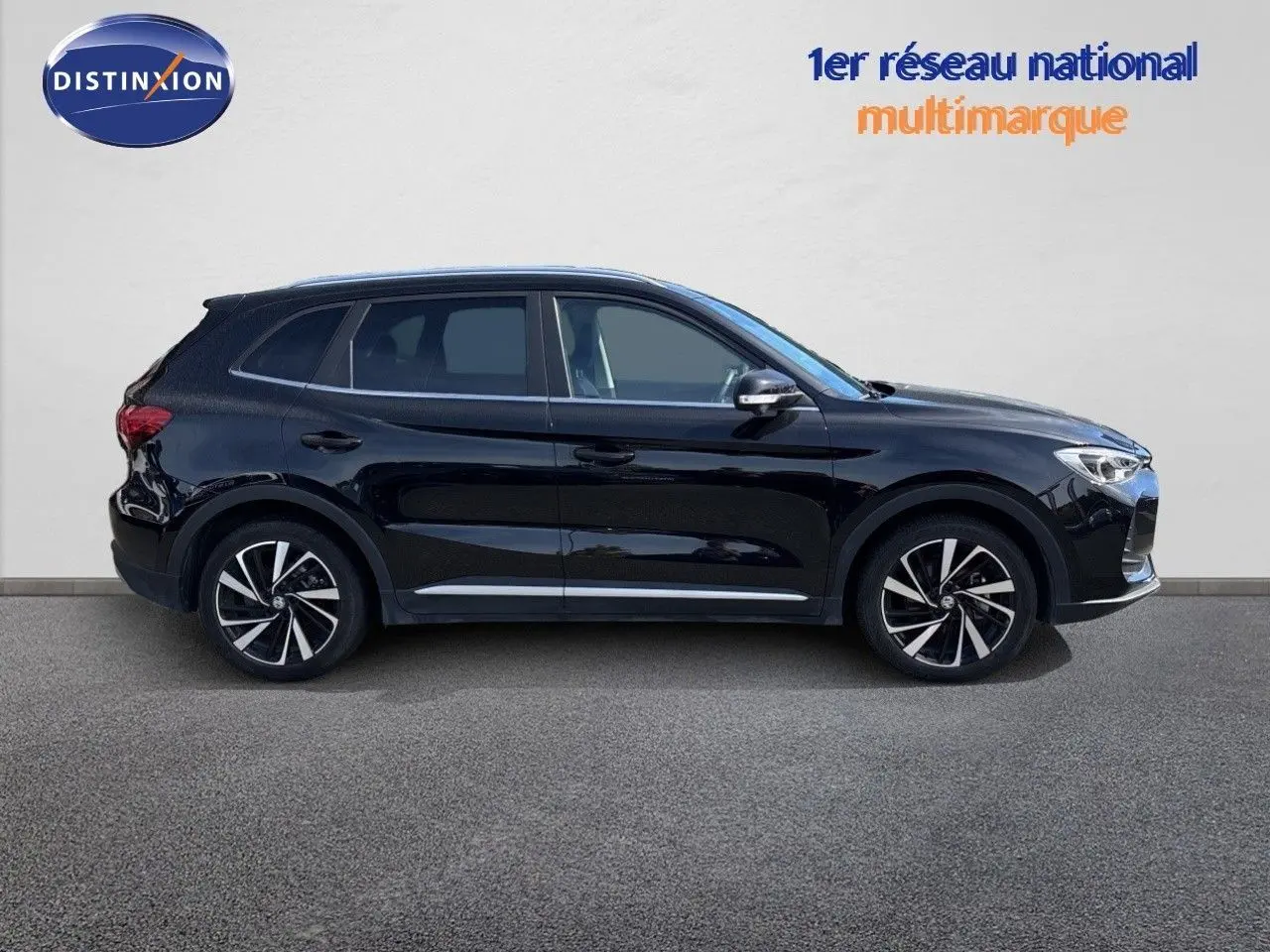 Vue latérale droite du MG ZS 1.5L HYBRID+ 197CH Luxury en noir Pebble Black Metal avec jantes alliage bicolores.