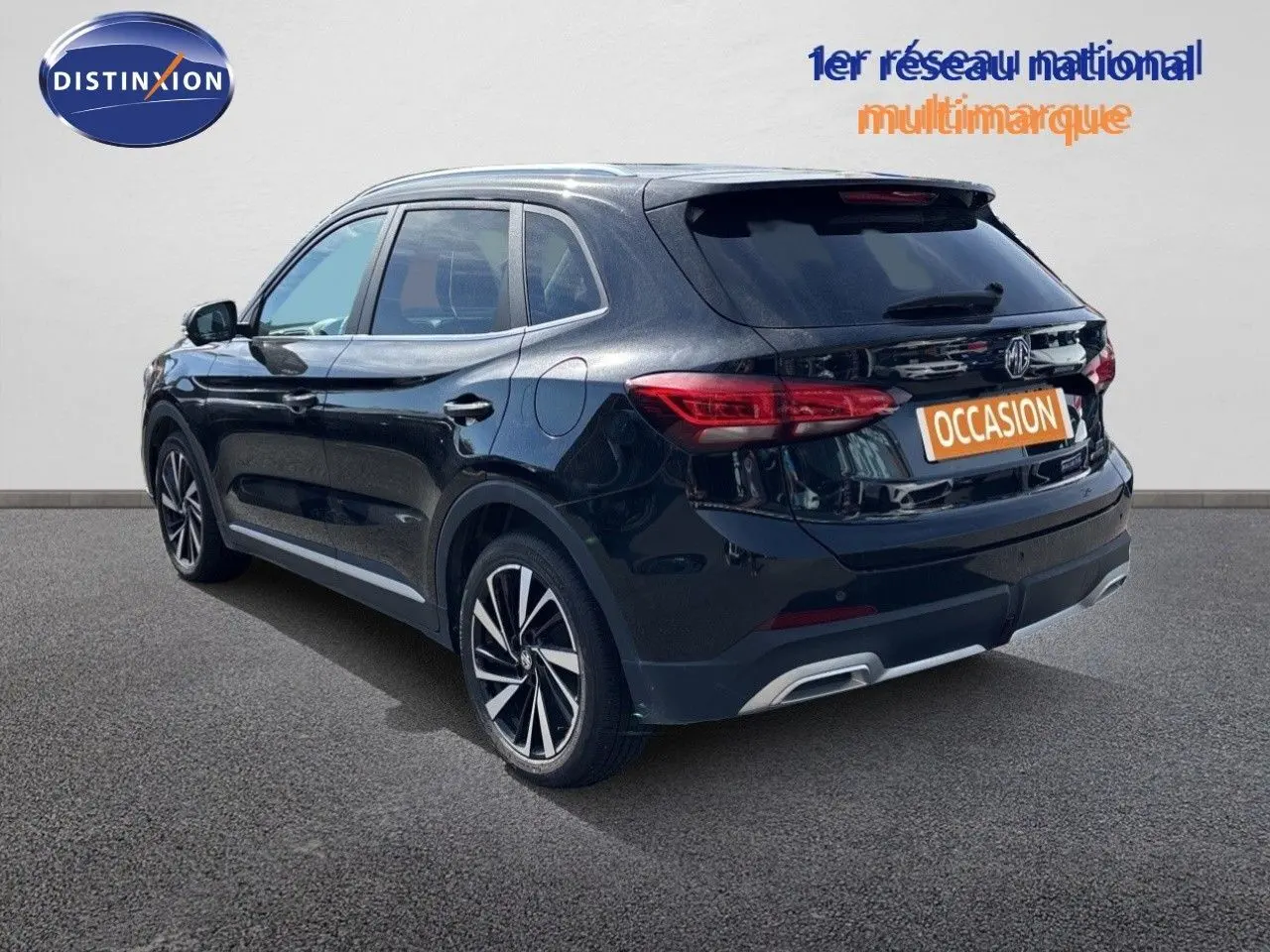 Vue 3/4 arrière droite du MG ZS 1.5L Hybrid+ 197ch Luxury en noir Pebble Black Metal avec jantes alliage.