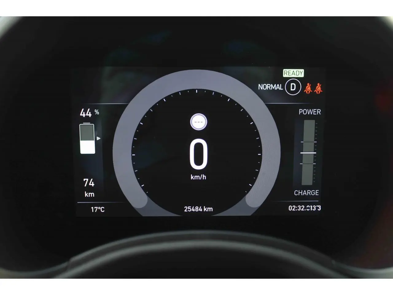 Affichage numérique du tableau de bord de la Fiat 500 électrique 2023, indiquant vitesse, autonomie et mode de conduite.