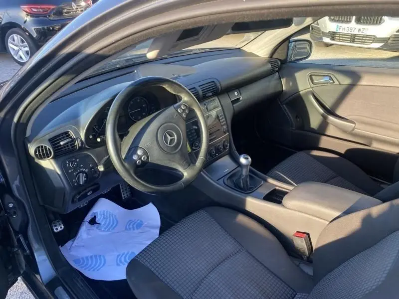 Intérieur de Mercedes Classe C Coupé Sport 220 CDI 2008, vue côté conducteur avec volant cuir et boîte manuelle.