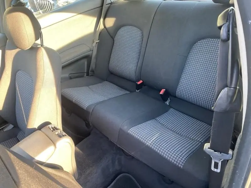 Vue intérieure arrière montrant les sièges noirs à motifs gris d'une Mercedes Classe C Coupé Sport 220 CDI 2008.