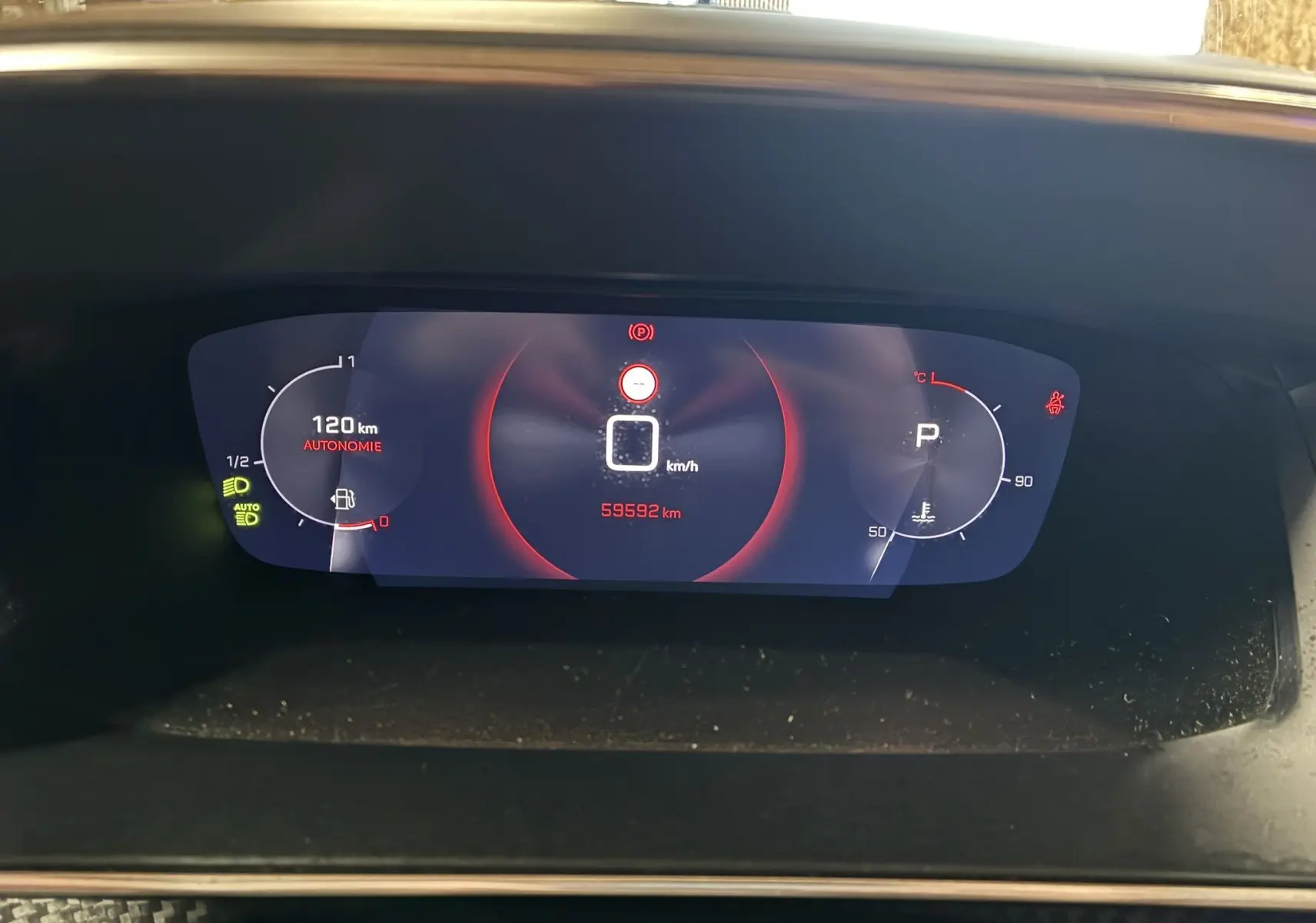 Affichage numérique du tableau de bord du Peugeot 2008 noir, montrant la vitesse à 0 km/h et l'autonomie restante de 120 km.