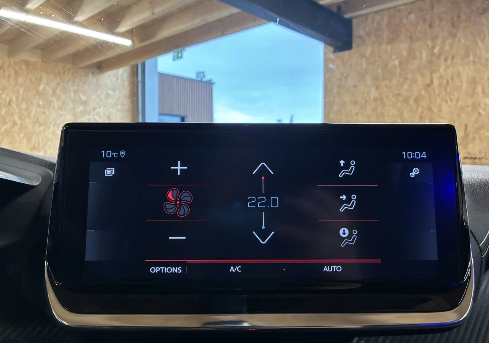 Écran tactile intérieur de la Peugeot 2008 noir 2020 montrant les réglages de climatisation à 22 degrés