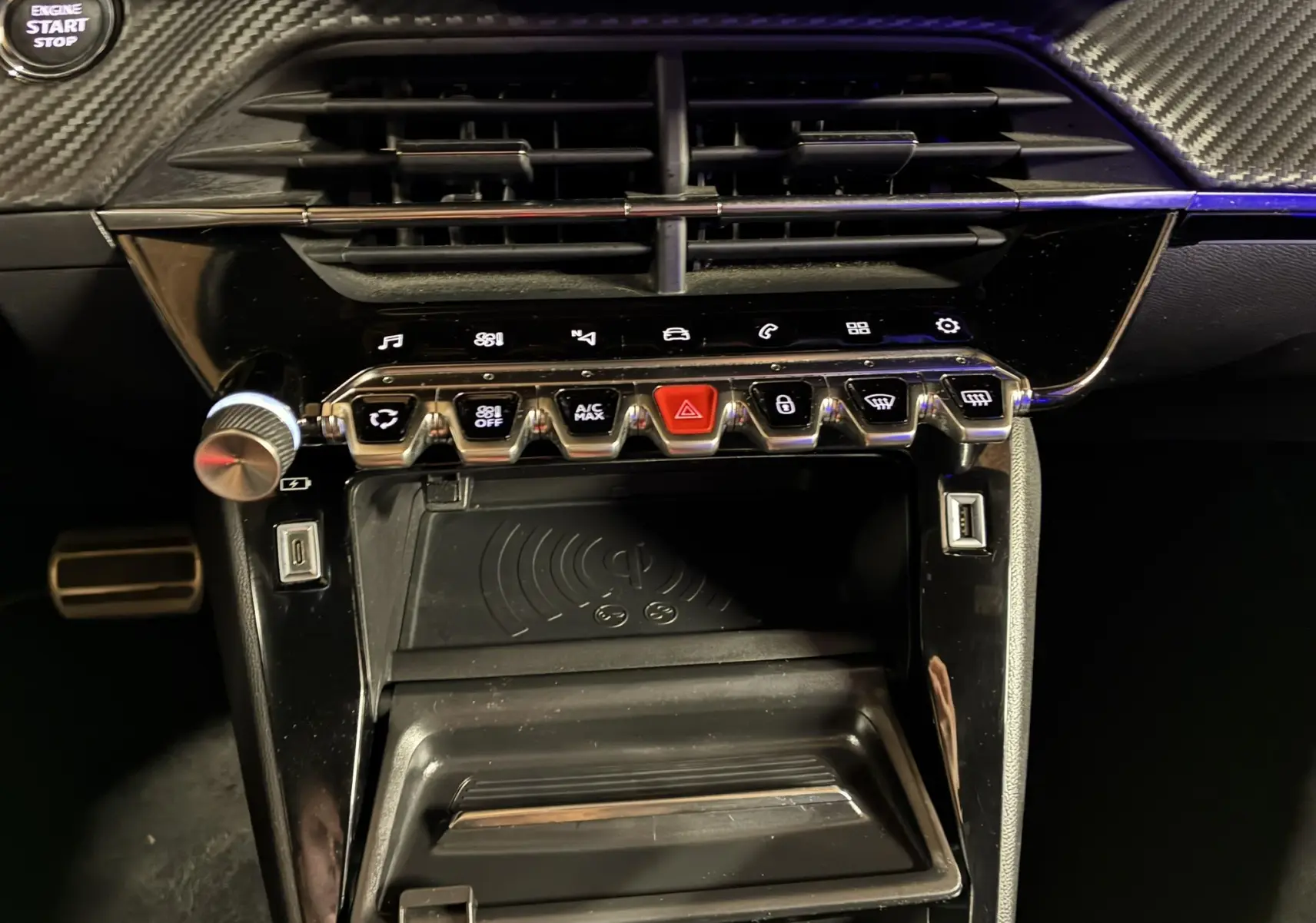 Vue rapprochée du tableau de bord noir du Peugeot 2008 1.5 BlueHDi 130 GT Line avec commandes tactiles et bouton start/stop.