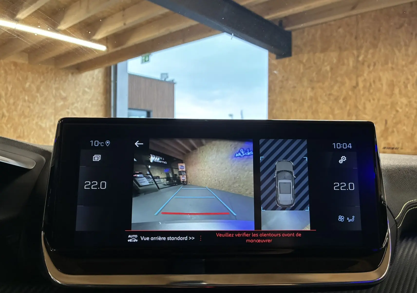 Écran central du Peugeot 2008 GT Line 2020 montrant la caméra de recul et l'affichage de la température intérieure.