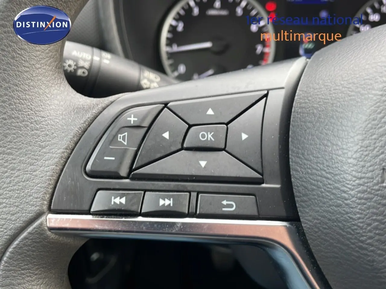 Gros plan sur les commandes multifonctions noires à gauche du volant du Nissan Juke noir perle 2023.