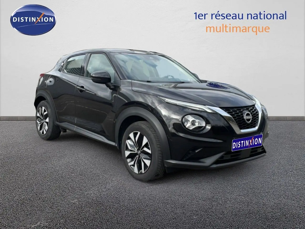 Nissan Juke noir perle métal en 3/4 avant droit, avec jantes alliage et calandre distinctive V-Motion.