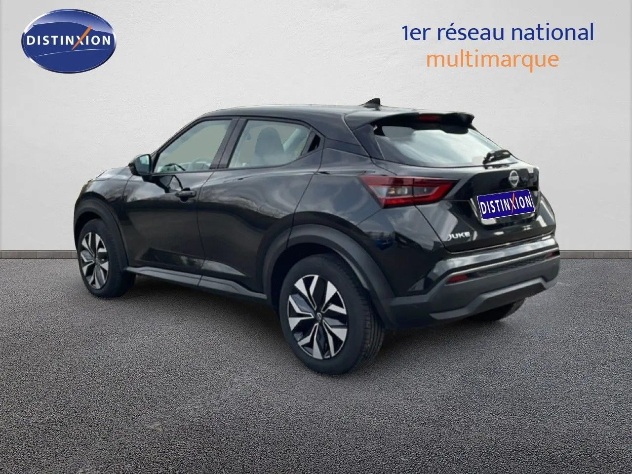 Vue 3/4 arrière droite du Nissan Juke 2023 noir perle métal avec jantes distinctives et feux arrière LED.