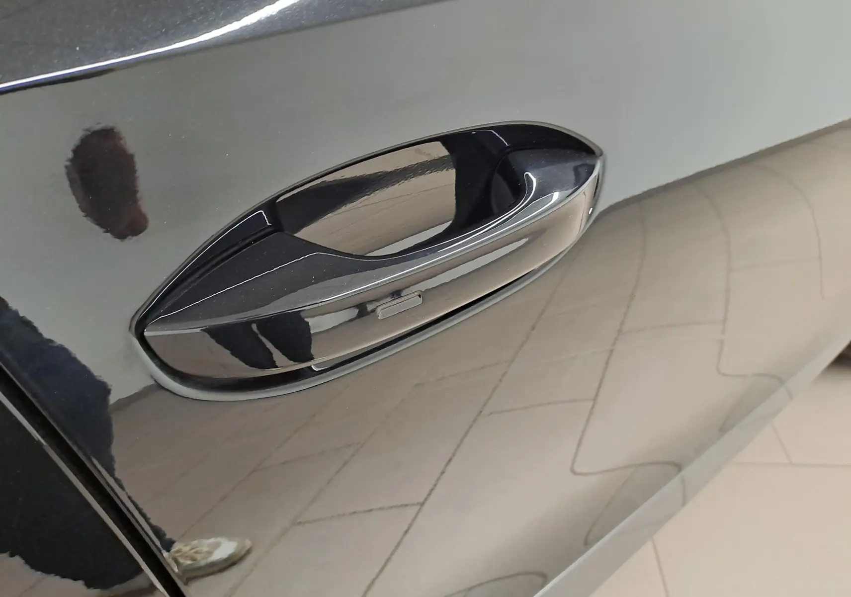 Poignée de porte noire brillante du côté gauche d'une CUPRA Formentor 1.4 e-HYBRID 2023 avec peinture Noir Minuit.