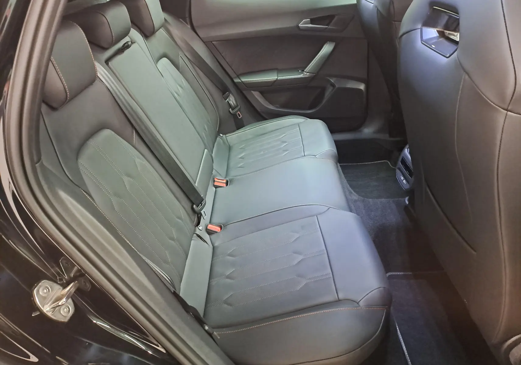 Vue intérieure côté gauche des sièges arrière en cuir noir avec surpiqûres copper du CUPRA Formentor 1.4 e-HYBRID 2023.