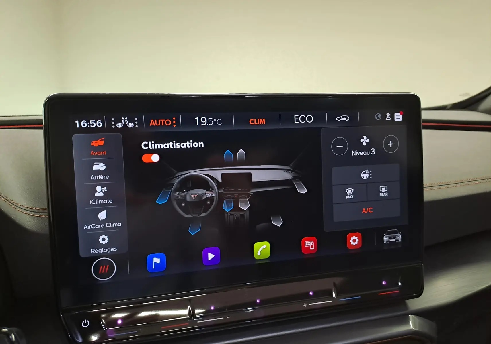 Écran tactile central du tableau de bord du CUPRA Formentor 2023 affichant les réglages de climatisation en mode ECO.