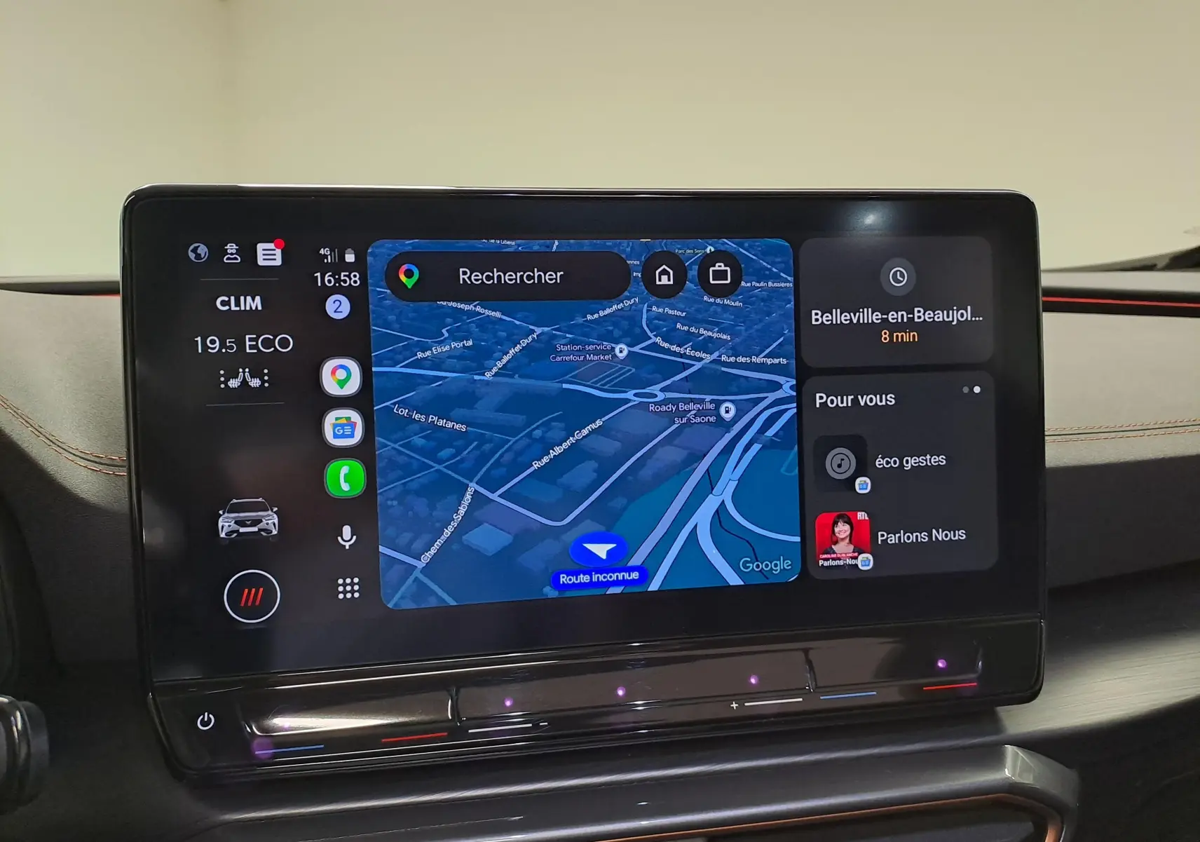 Écran tactile central du tableau de bord de la CUPRA Formentor 2023 affichant la navigation et les commandes climatiques.