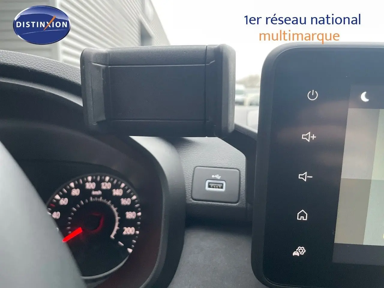 Gros plan intérieur sur le tableau de bord noir du Dacia Jogger gris schiste, avec compteur et écran tactile visible.