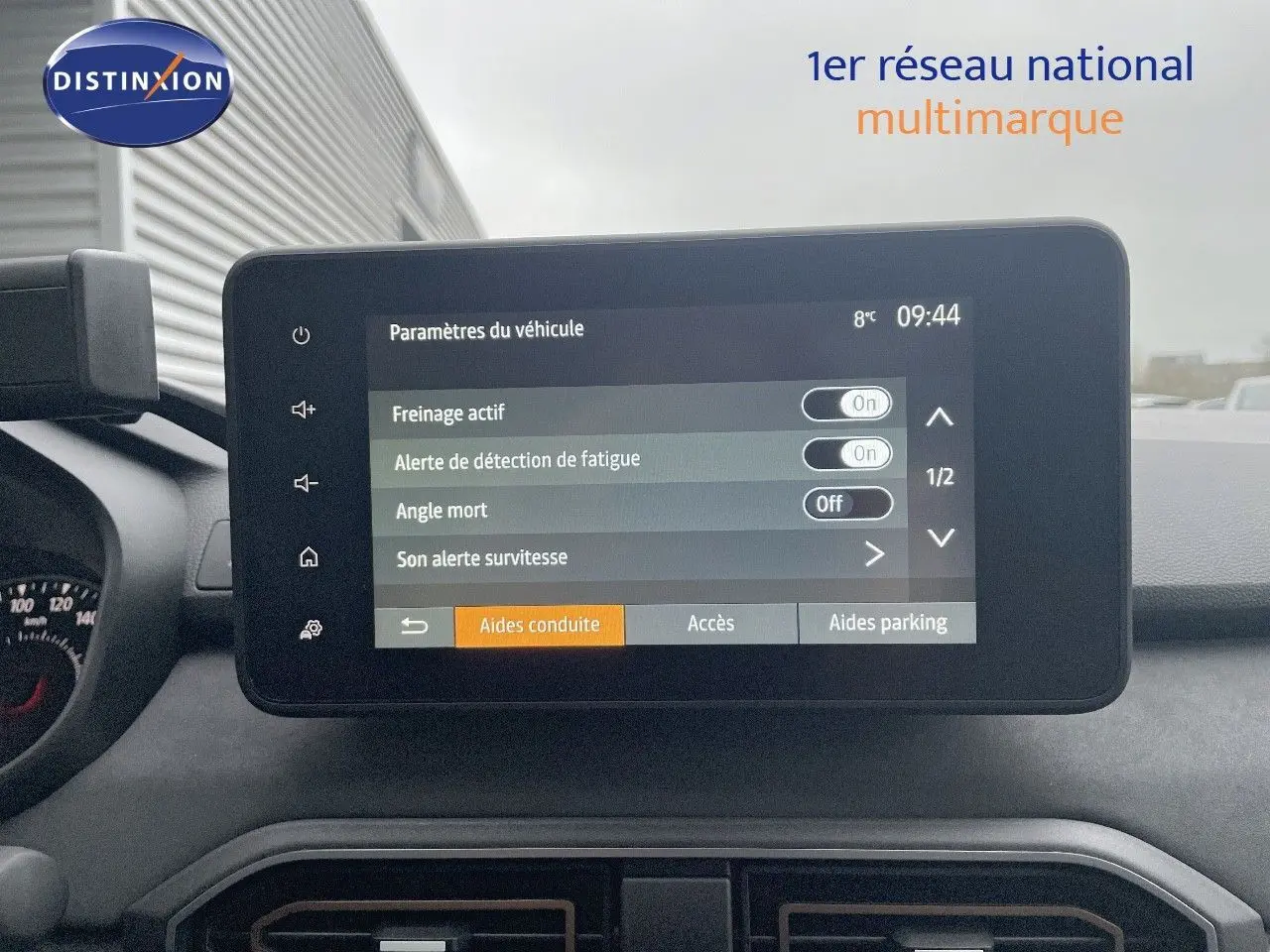 Écran tactile central du tableau de bord du Dacia Jogger 2026, affichant les paramètres d’aides à la conduite.