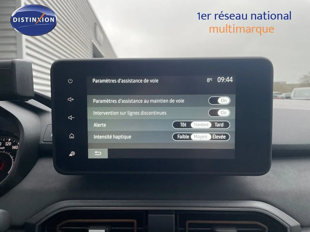 Vue intérieure centrée sur l'écran tactile du tableau de bord du Dacia Jogger gris schiste métal, affichant les réglages d'assistance de voie.